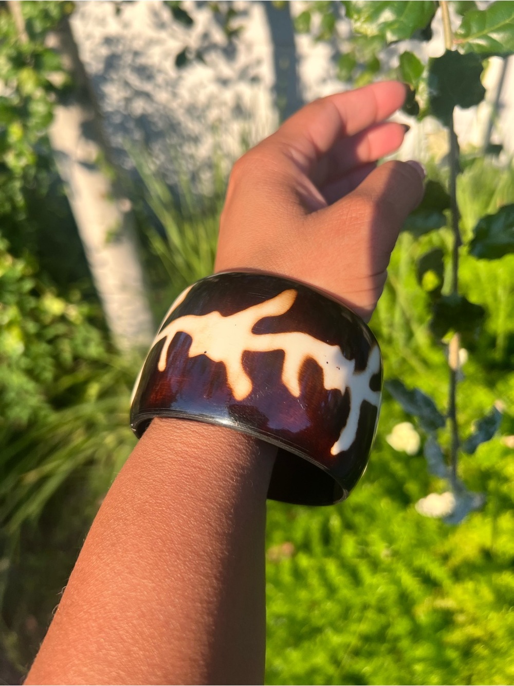 Wide Horn-Effect Resin Cuff Bracelet in Cream and Dark Brown